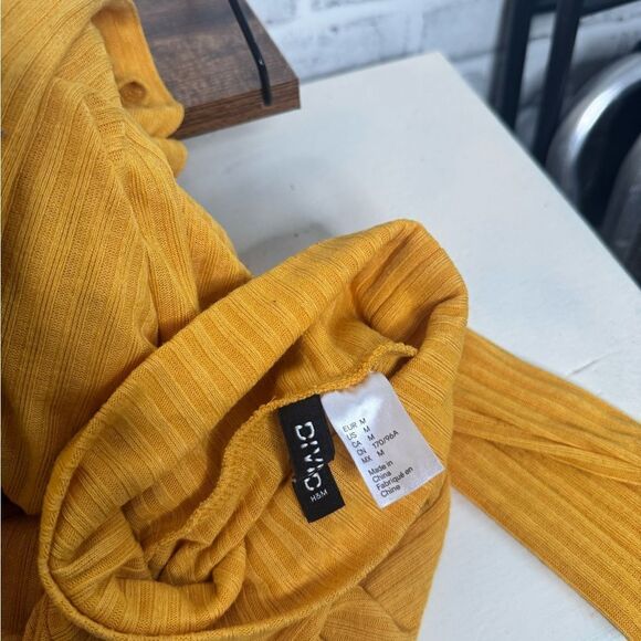 H&M Divided Golden Yellow Turtleneck Sweater Size Medium - Picture 5 of 5
